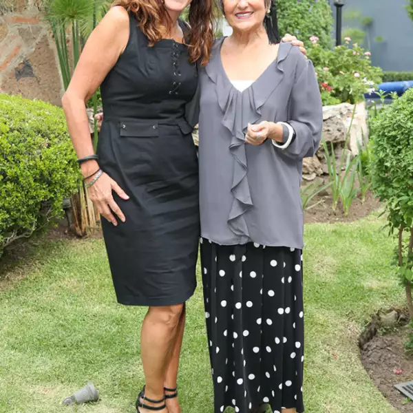 Rosita Watanabe entre amigas