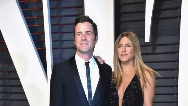 Jennifer Aniston con vestido negro en los Oscar.
