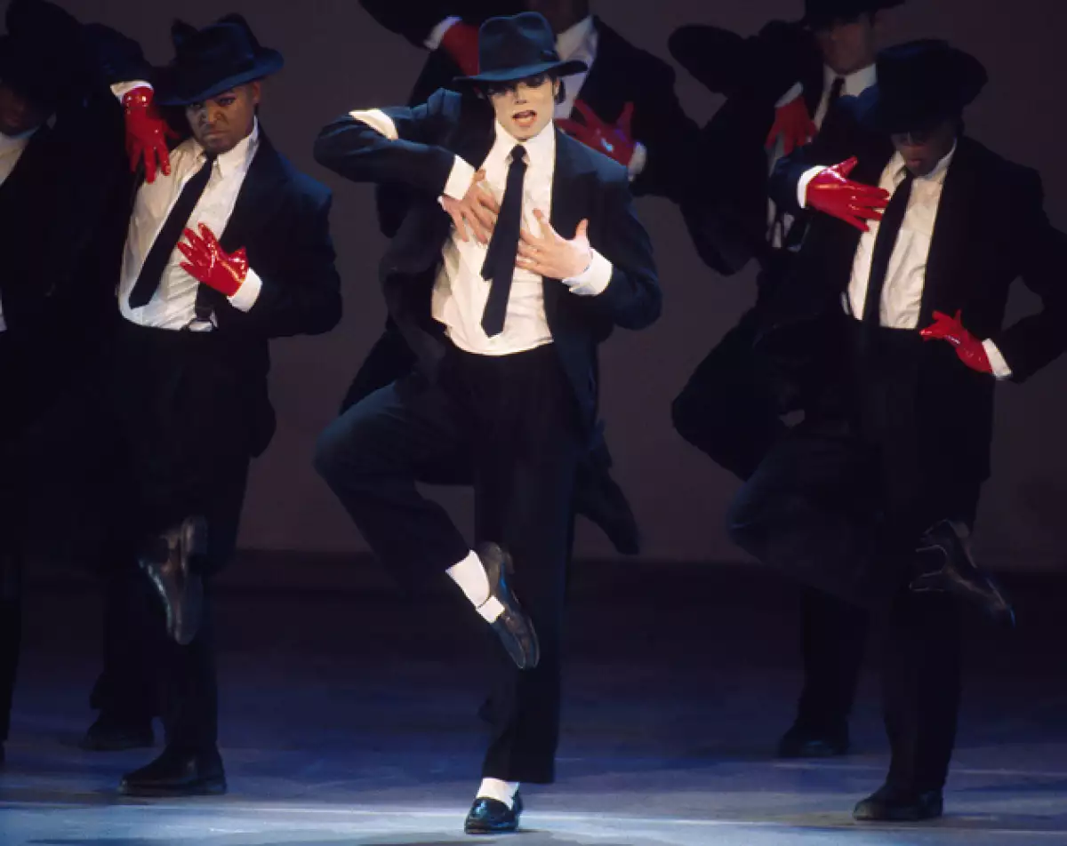 Para ser Michael Jackson sólo tienes que usar calcetines blancos, un sombrero y un guante. Todo lo demás es bastante fácil, de preferencia usa todo negro. Ahora, ten cuidado, si te pones este difra...