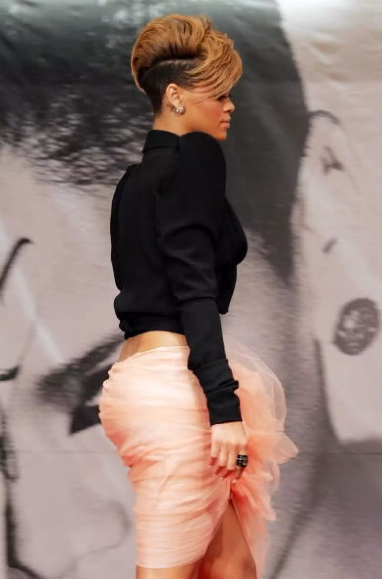 También le dio oportunidad al mohawk en un color bronce.