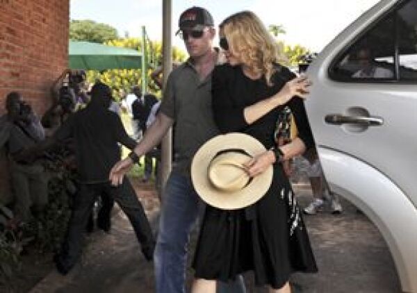 Madonna quiere adoptar a Mercy James, una niña de 4 años, su madre murió poco después del parto.