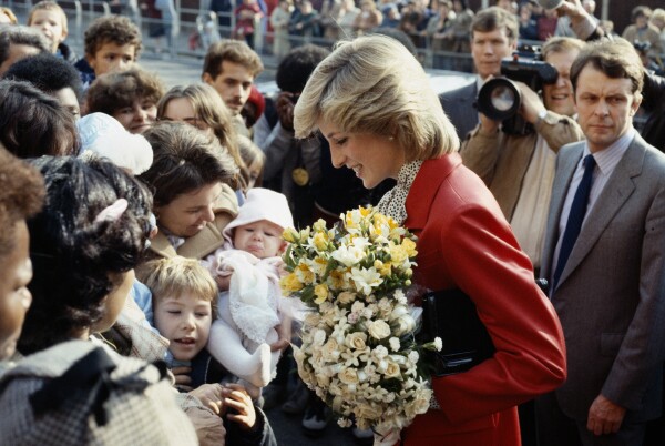 Diana en 1983 con niños