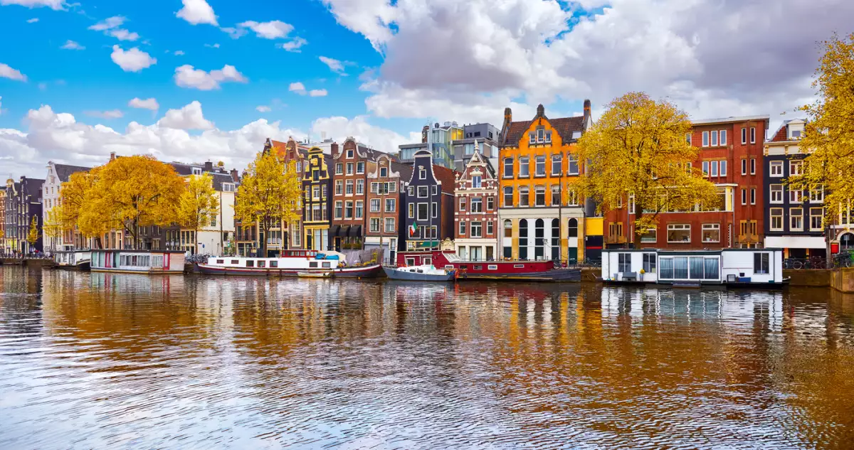 Foto panorámica de los canales de la ciudad de Amsterdam, frente al río Amstel.