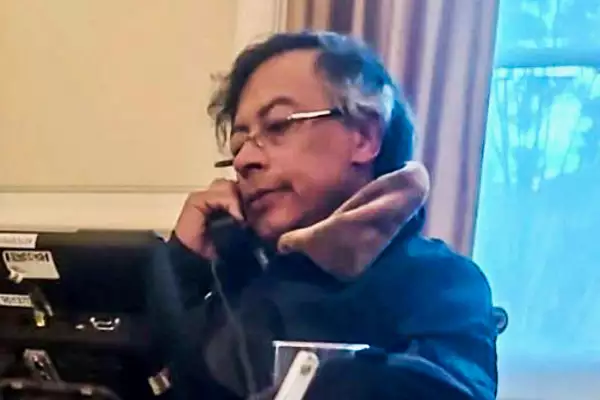 Captura de video proporcionada por la oficina de prensa de la presidencia de Colombia que muestra al presidente de Colombia, Gustavo Petro, hablando por teléfono con su homólogo estadounidense, Donald Trump, en el Palacio de Nariño en Bogotá el 7 de enero de 2026. Petro y Trump acordaron tomar "acciones conjuntas" para atacar al grupo guerrillero ELN, que opera en la frontera con Venezuela, dijo el ministro del Interior de Colombia, Armando Benedetti, el 8 de enero de 2026.