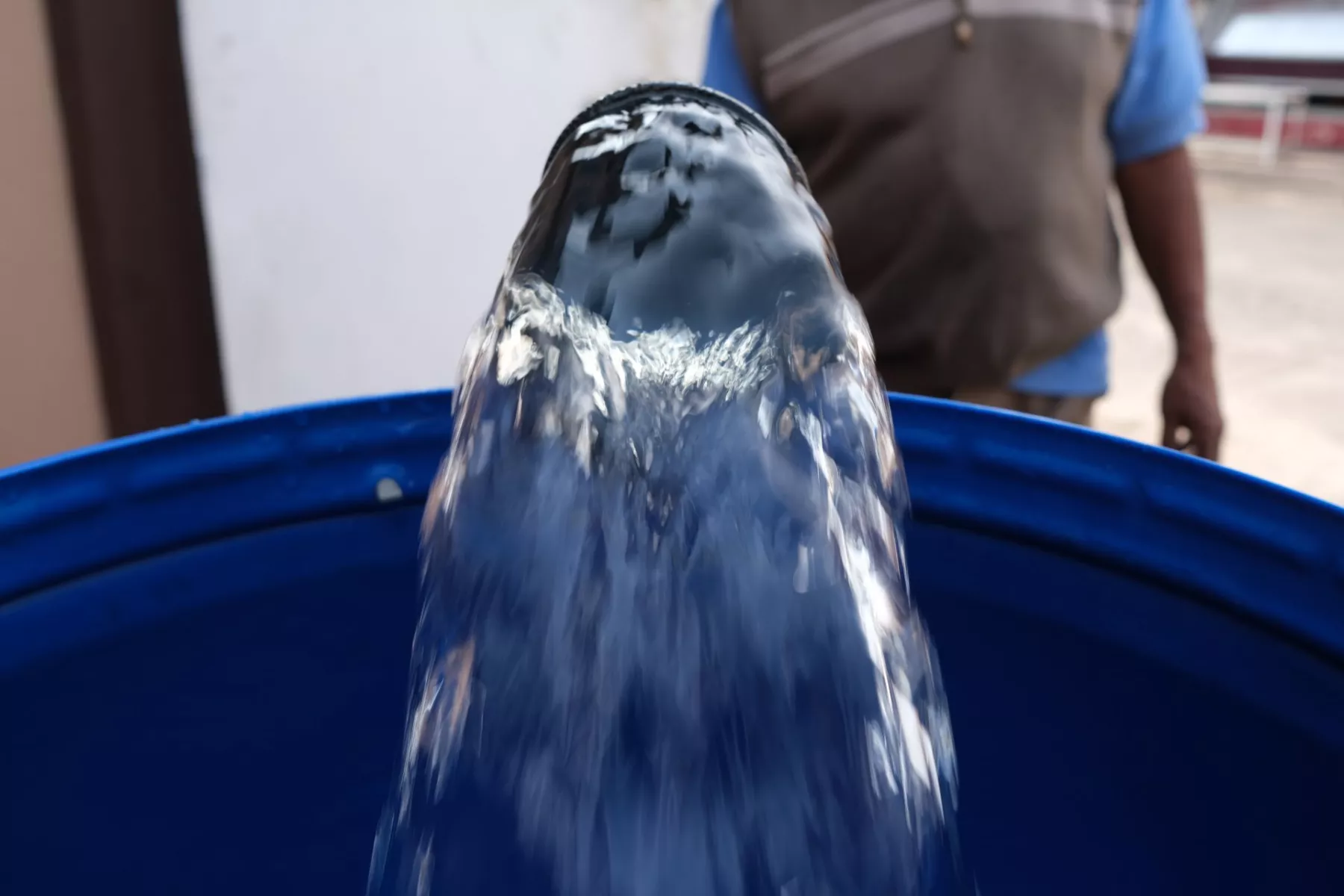 Vecinos de la colonia Agrarista reciben el suministro de agua del servicio de las pipas de agua.