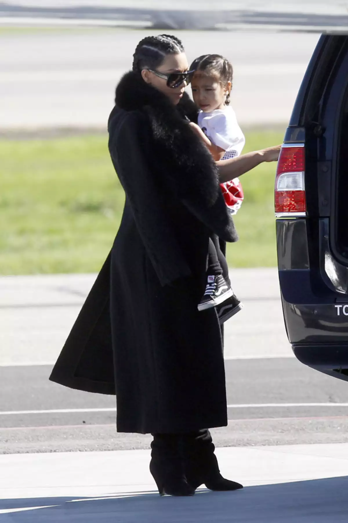 La estrella televisiva fue captada subiéndose a un jet, junto con sus dos hijos y Caitlyn Jenner, que la llevaría a Nueva York desde Los Ángeles para asistir a la pasarela de la marca de su esposo.
