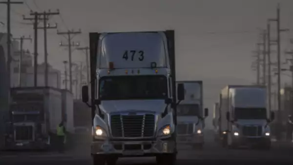 camiones de carga al amanecer