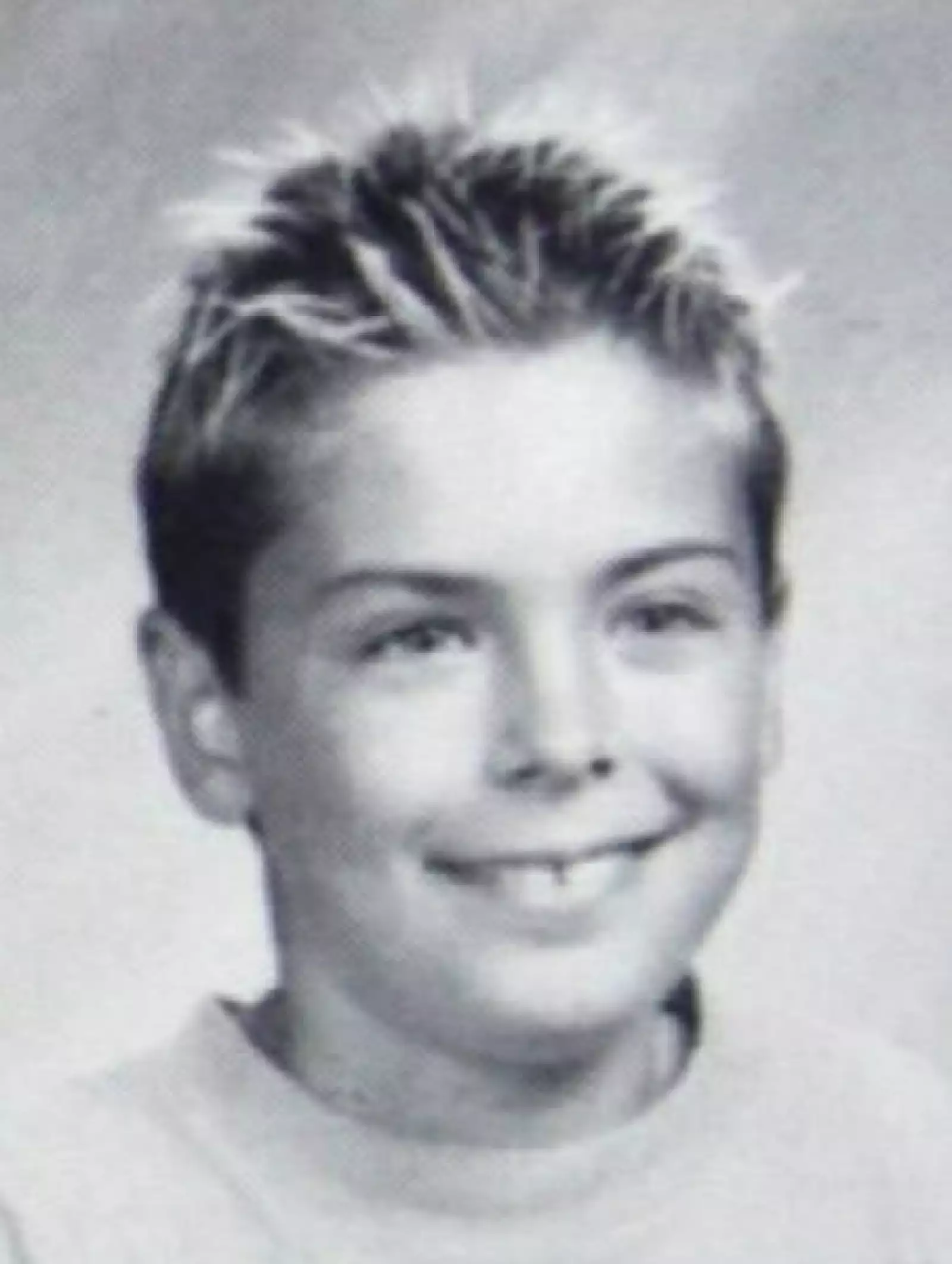 (1996. Nueve años) Su inquietud por la actuación la tuvo desde chico y en la preparatoria participó en algunas obras; además trabajó en un teatro llamado The Melodrama y tomó lecciones de canto.