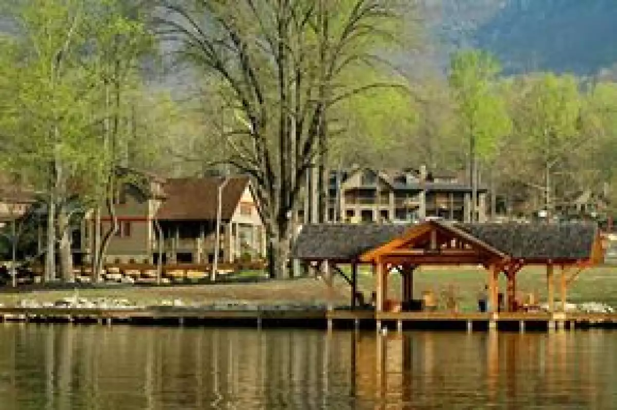 La ensenada donde Swayze levanta a Grey sobre el agua es visible desde el paseo en la embarcación que opera Lake Lure Tours.