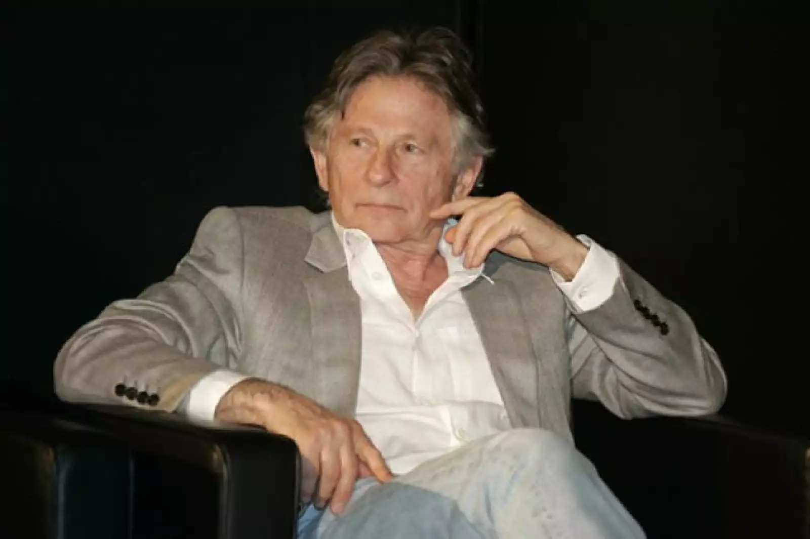 El cineasta Roman Polanski vivió una tragedia que lo marcó de por vida. Su muje,r Shaton Tate, embarazada, fue trágicamente asesinada en su casa mientras el estaba ausente. El delito se relacionó con Charles Manson, quien mató a Sharon con ritos satánicos