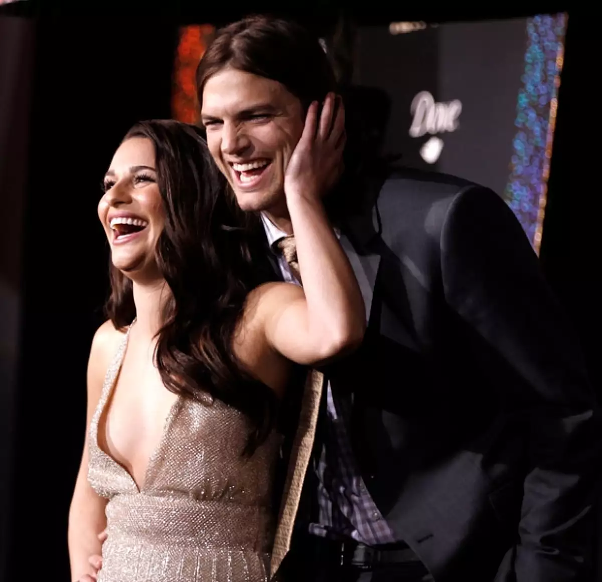 Durante la premiere de la cinta `New Year´s Eve´ el actor de `Two and a half men´ y la actriz de `Glee´ se mostraron muy cariñosos y juguetones.
