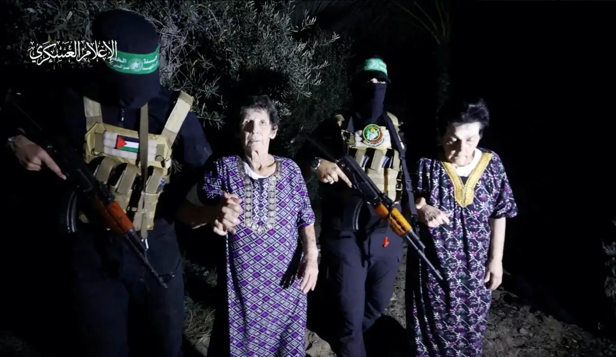 Yocheved Lifshitz y Nurit Cooper (también conocida como Nurit Yitzhak), fueron rehenes de Hamás, son liberados por los militantes.