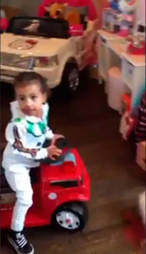 La pequeña North también apareció en el video manejando un camión miniatura.