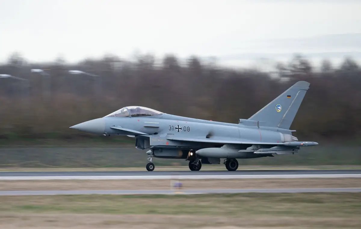 En esta foto de archivo tomada el 26 de febrero de 2024, un avión Eurofighter del Ala 74 de la Fuerza Aérea Táctica de las Fuerzas Armadas Alemanas comienza hacia la Misión de Policía Aérea de la OTAN Baltikum desde la Base Aérea de Neuburg en el Danubio, al sur de Alemania. Alemania dijo el 11 de septiembre de 2025 que ampliaría su papel en una misión de la OTAN para defender el espacio aéreo polaco, un día después de que los drones de Rusia cruzaran la frontera hacia Polonia.