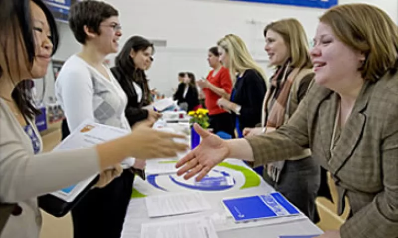 Bank of America es una de las empresas que aumentará contrataciones de recién graduados, al emplear a 1,300 en el 2011. (Foto: Cortesía Fortune)