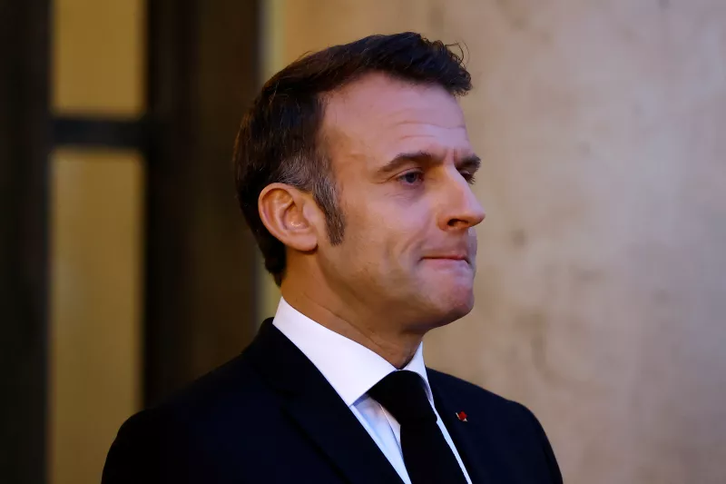 El presidente francés Emmanuel Macron espera la llegada del presidente electo de los Estados Unidos, Donald Trump (no visto) para una reunión en el Palacio del Elíseo en París como parte de las ceremonias para conmemorar la reapertura de la Catedral de Notre-Dame de París, cinco años y medio después de que un incendio devastara la obra maestra gótica, en París, Francia, el 7 de diciembre de 2024.