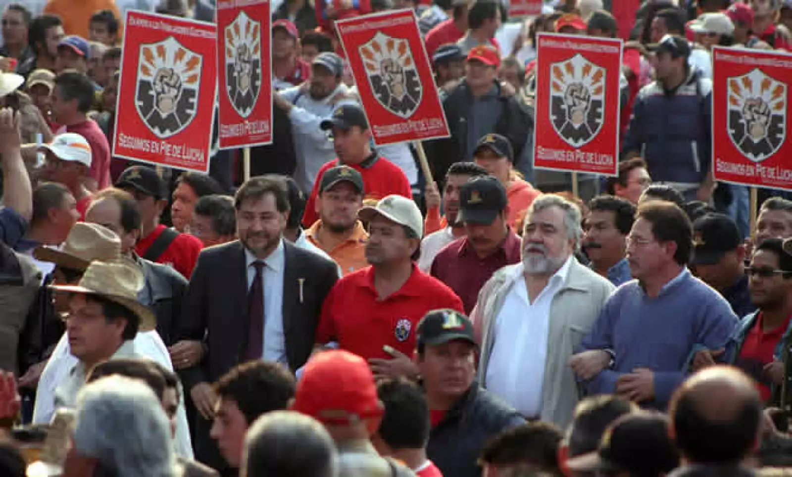 Trabajadores del Sindicato Mexicano de Electricistas (SME) bloquearon avenidas y carreteras de la Ciudad de México el miércoles 11 y convocaron a efectuar más movilizaciones. La corte consideró improcedente la solicitud de crear una comisión investigadora