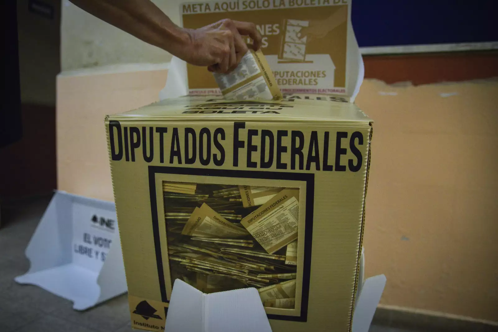 Se alista el cierre de la casilla especial de votación ubicada en la Escuela Primaria Centro Urbano Presidente Alemán de la alcaldía Benito Juárez, con un total de mil boletas. En la casilla sólo pudieron votar personas de los Estados de Puebla, Tlax