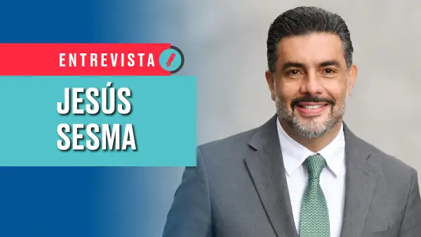 Jesús Sesma, líder del Partido Verde en CDMX, viste un saco color gris con una camisa blanca y una corbata verde.  