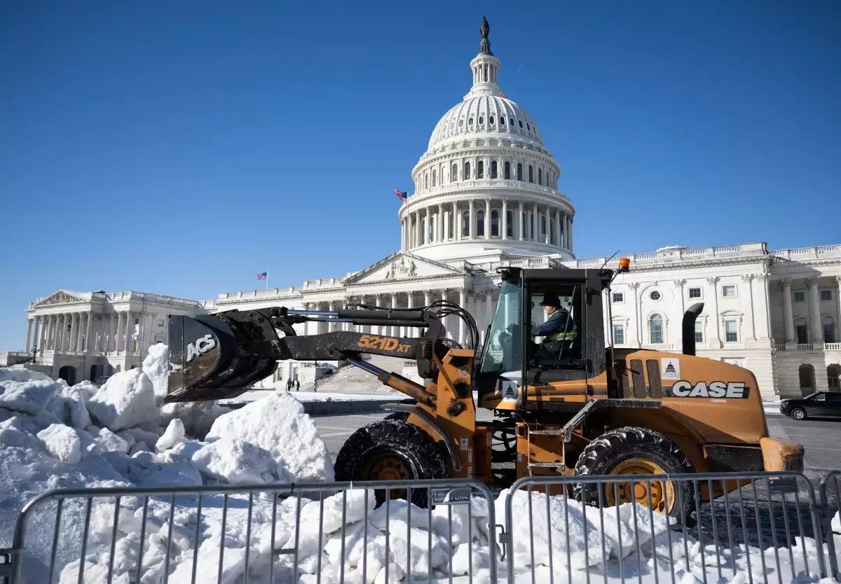 Un trabajador limpia la nieve fuera del Capitolio de los Estados Unidos en Washington, DC, el 2 de febrero de 2026. U
