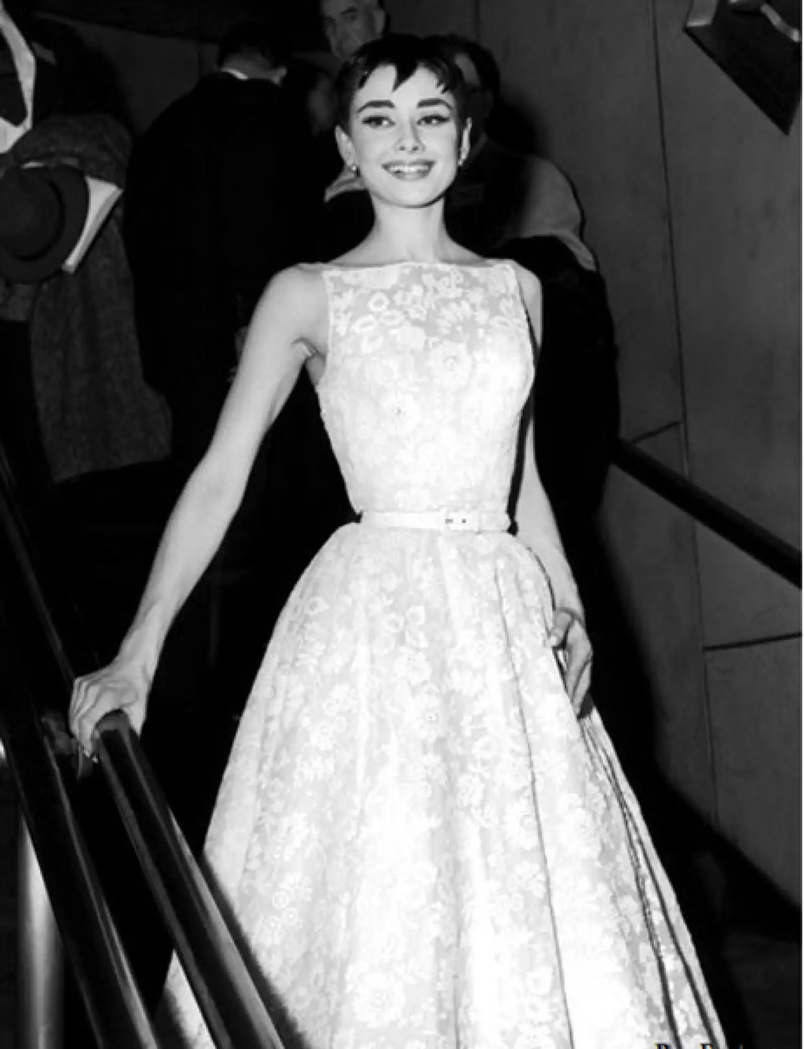 En 1954 Audrey Hepburn presumía haber ganado un Oscar gracias a su participación en el filme Roman Holiday, su atuendo de estilo femenino y delicado con bordados de flores fue creado por su diseñador de cabecera Hubert de Givenchy.