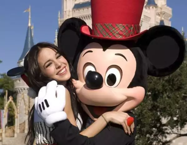 Danna Paola es consentida de Mickey, y por ello, su destino favorito para vacacionar son los parques temáticos de Disney.