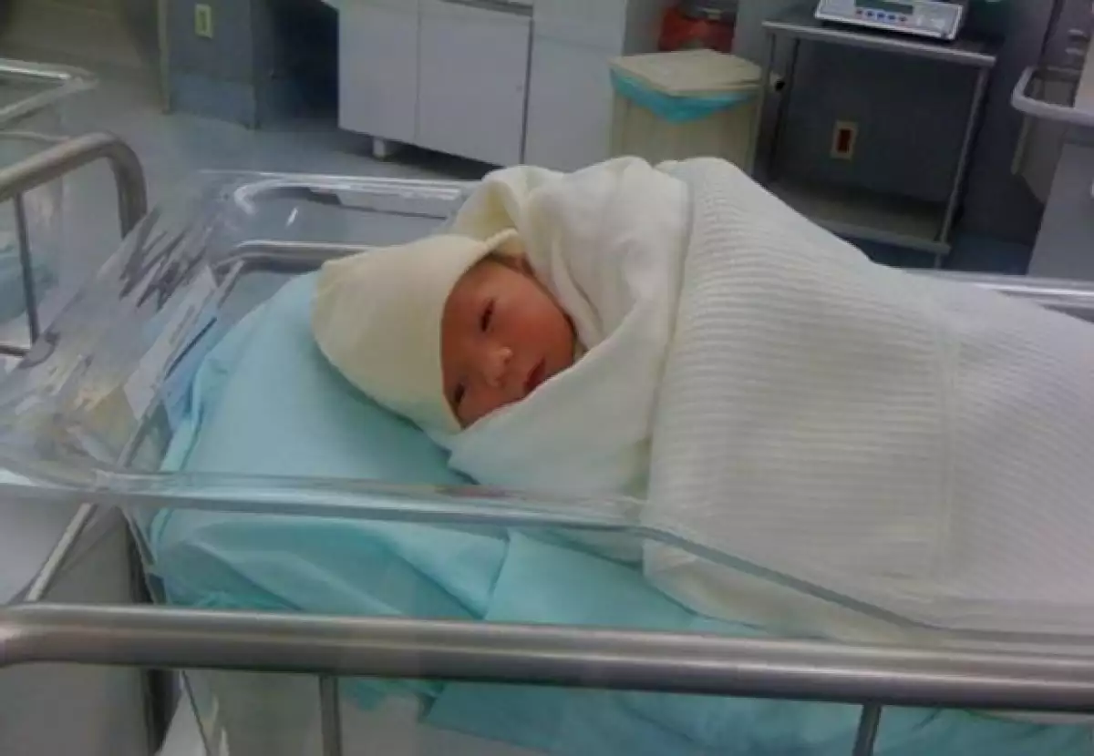 El bebé pesó tres kilos 500 gramos y, de acuerdo con el artista, "está muy largo, me imagino que será muy alto"