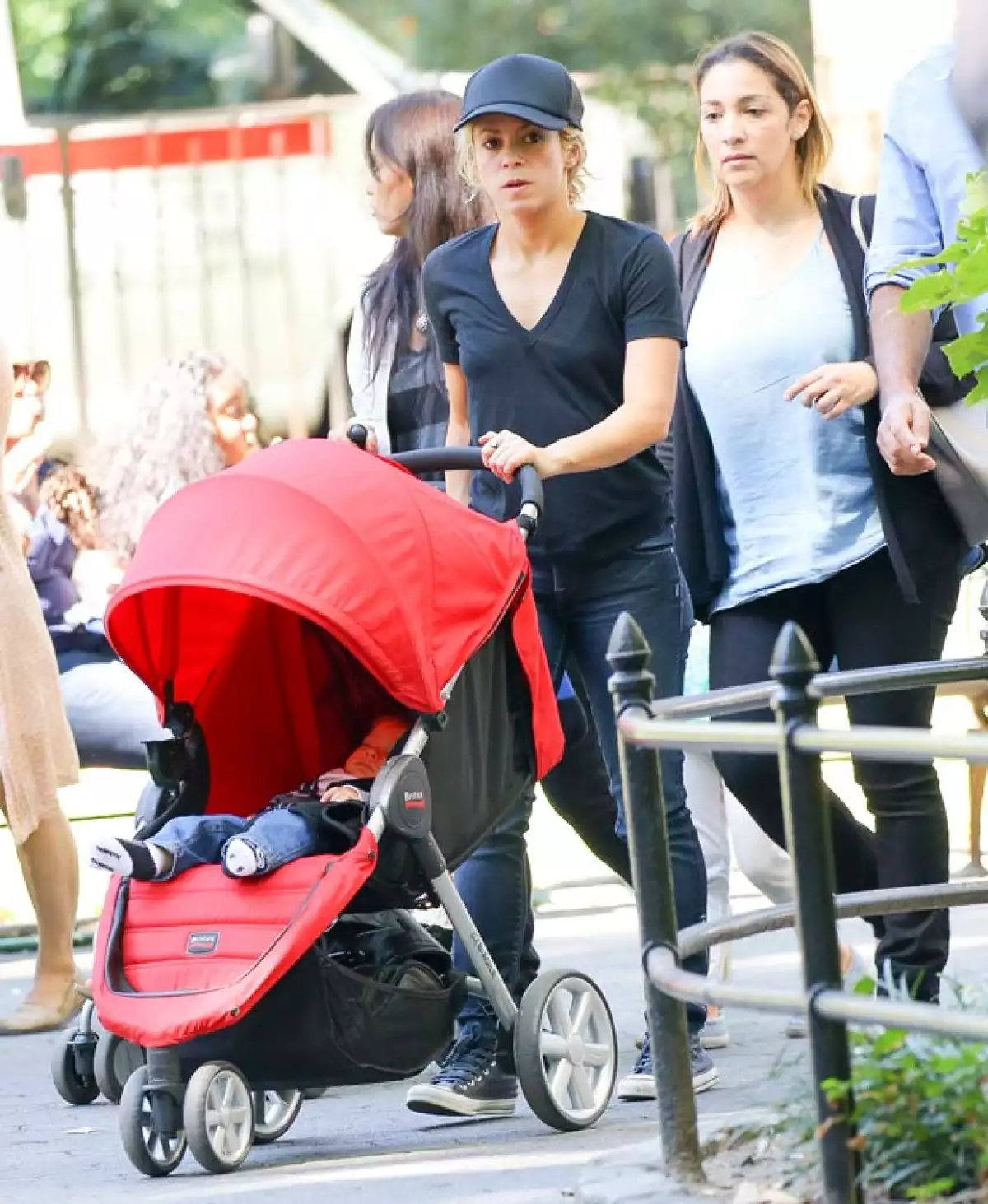 Durante su estancia por la ciudad, la cantante colombiana disfrutó de su tiempo a solas con su bebé, con quien pasó un soleado día en Central Park.