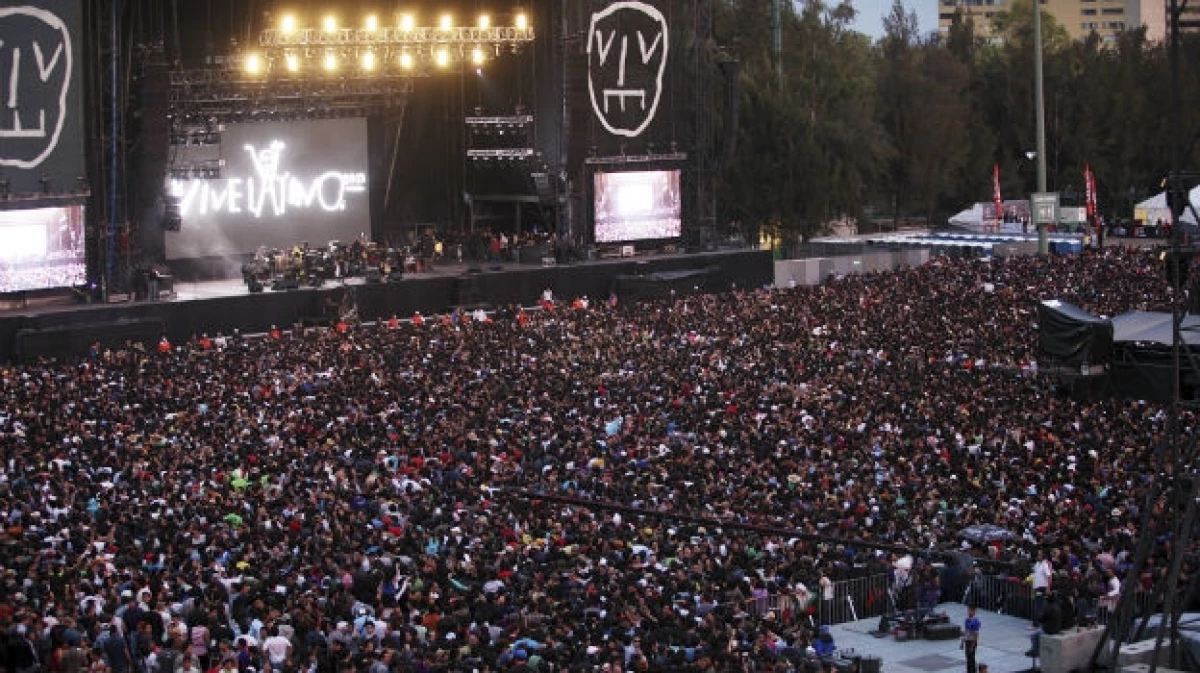 Un aspecto de la multitud que reunió el último día del Vive Latino 2013; este viernes arranca la edición 16 del festival musical