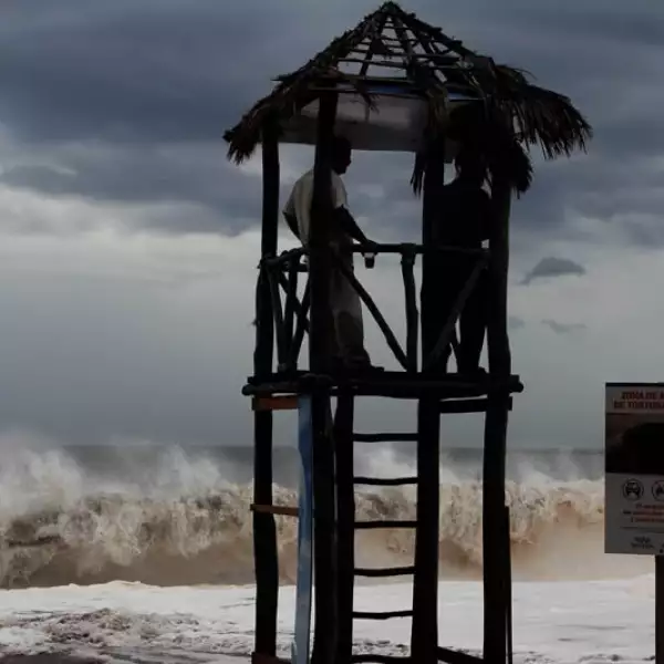 México declaró en alerta máxima la península de Baja California debido al paso del huracán 'Odile'