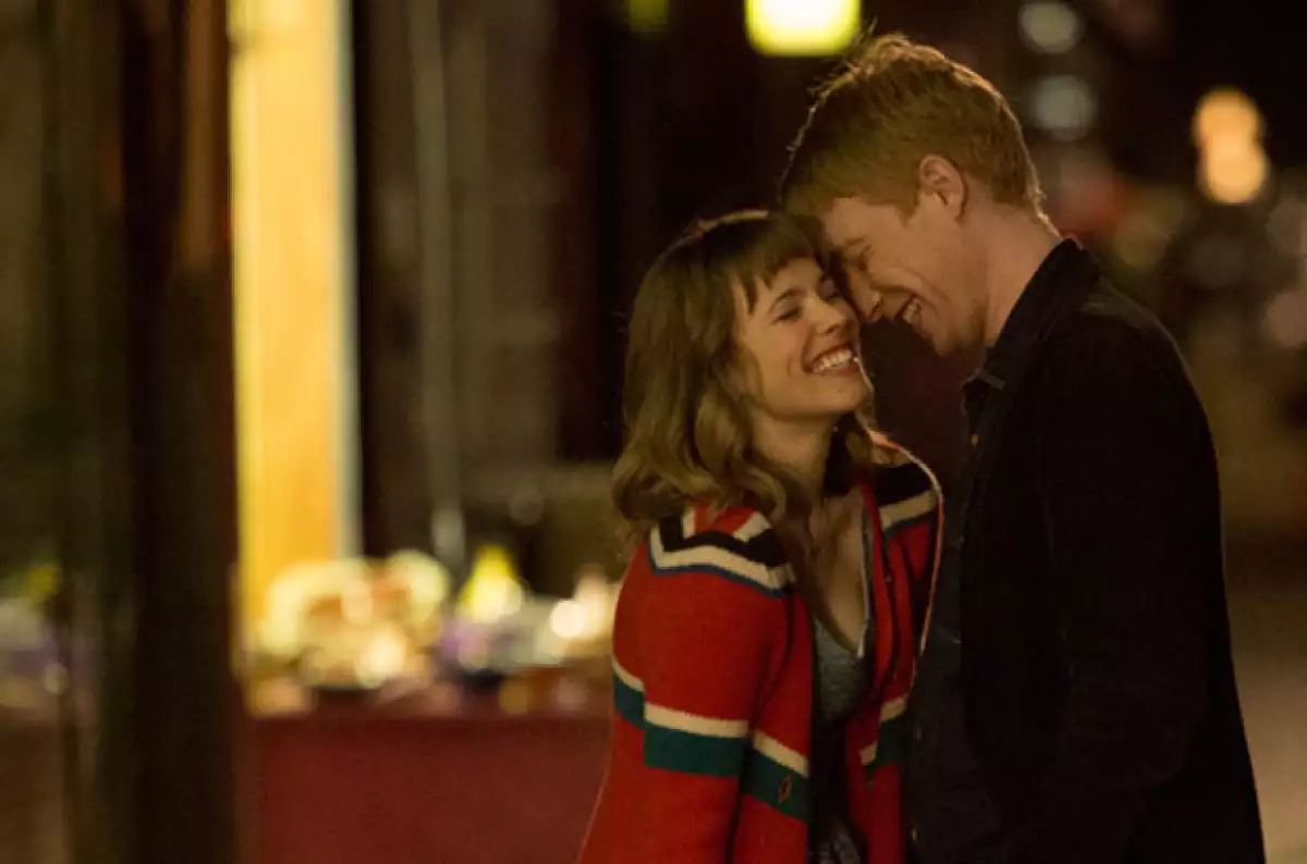 En esta cinta Rachel actúa al lado de quien fuera el hermano mayor de Ron Weasley en Harry Potter.