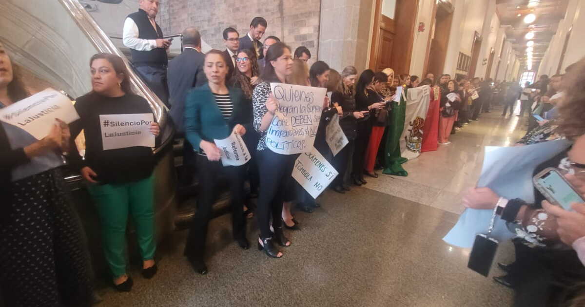 Trabajadores de la SCJN realizan una protesta silenciosa contra reforma ...