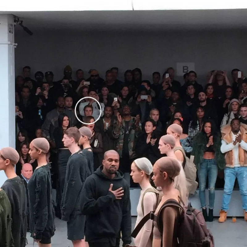 Atrás y escondido es como ubican al cantante canadiense para la presentación de la colección del esposo de Kim Kardashian, y ponen en primera a personalidades no tan conocidas como él.