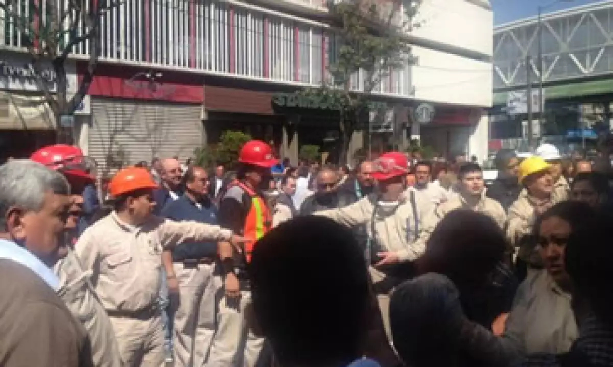 El desalojo es coordinado por personal de Protección Civil. (Foto: Cortesía CNNMéxico)