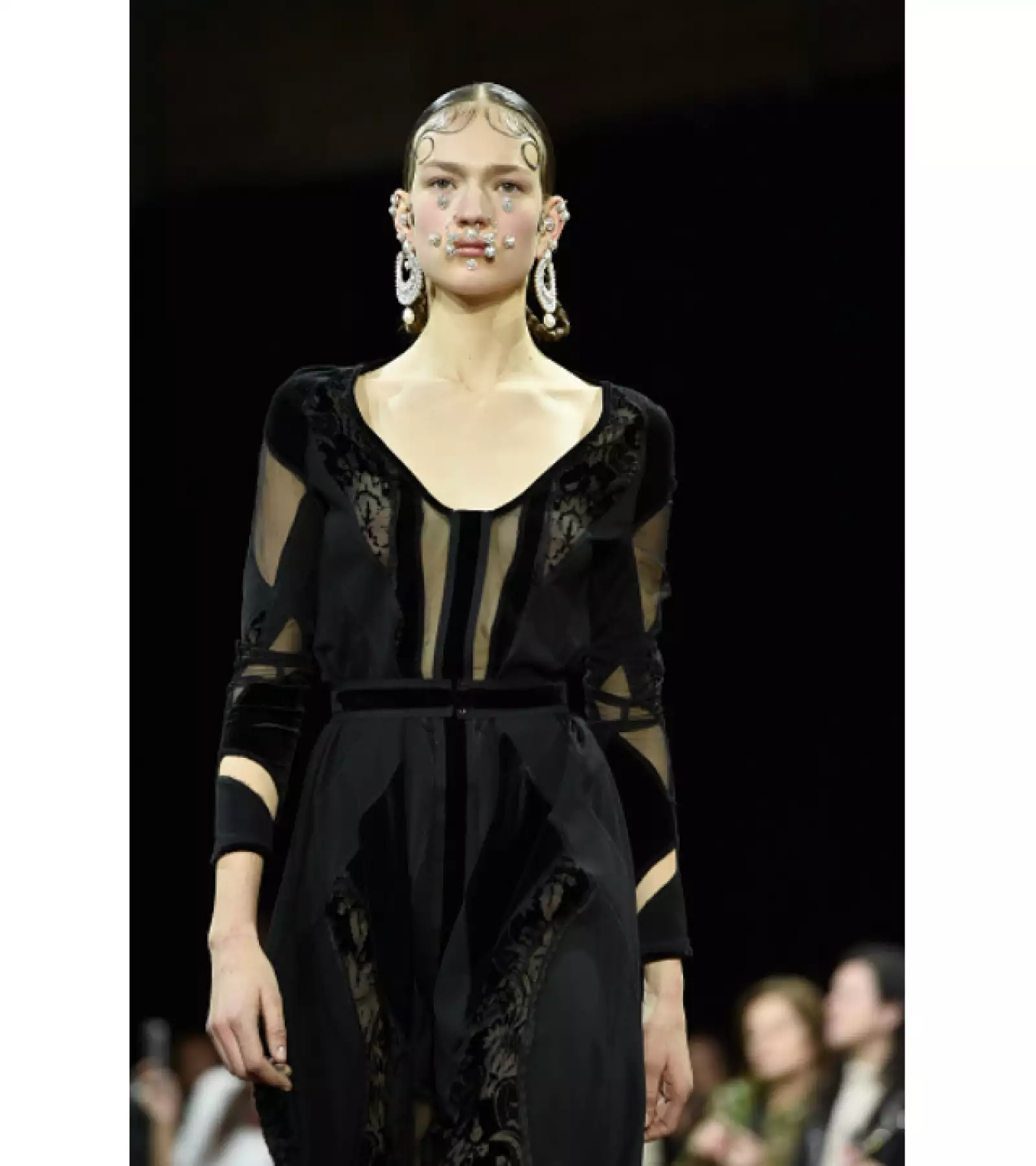 Overdramatic (Givenchy): Todo en un sólo look: cortes, transparencias, encajes y muchos accesorios.