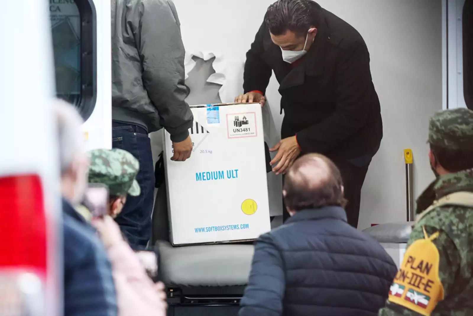 Arribo del primer lote de vacunas contra Covid-19 al 69 Batallón de Infantería en Saltillo, Coahuila.