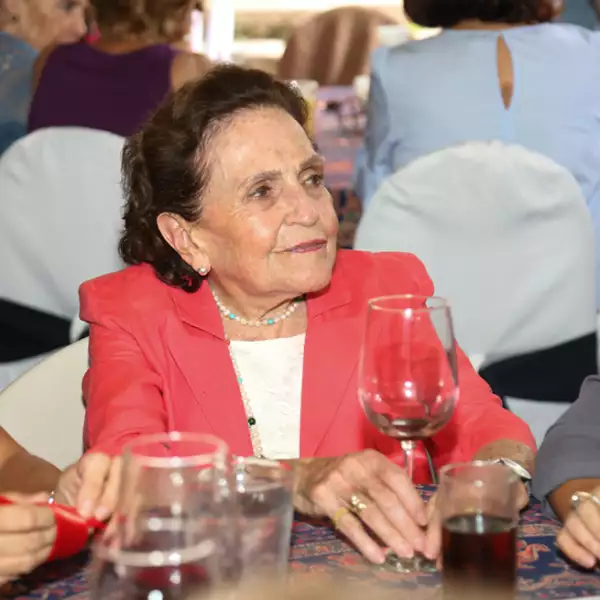 Rosita Watanabe entre amigas