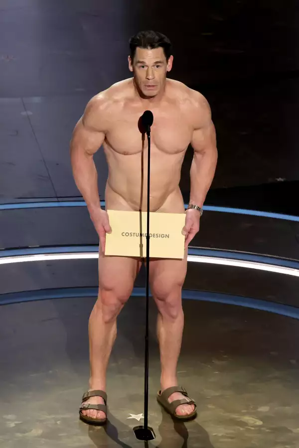 John Cena aparece desnudo y usando Birkenstock en el escenario de los Oscar