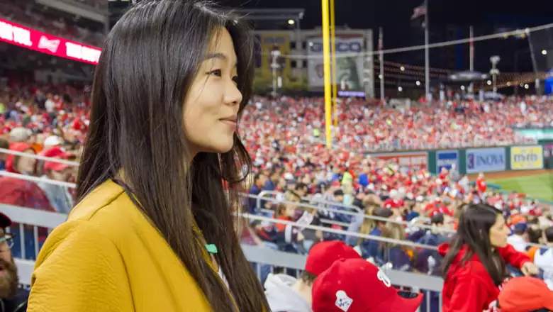 Seo Ju se la pasó de lo más divertida y hasta intentó hacer algunas de las coreografías que los animadores del estadio le piden al público que las hagan.