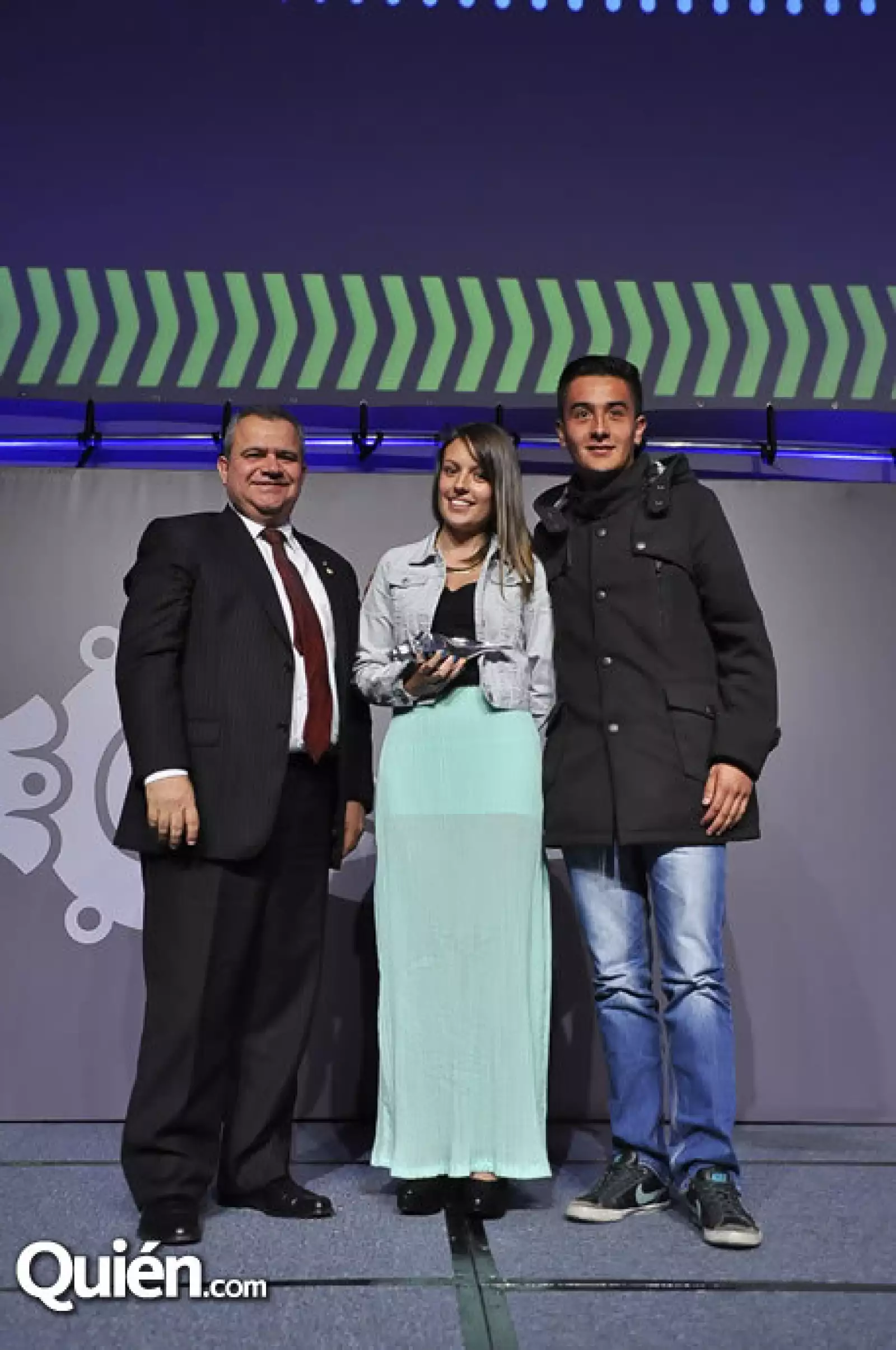 Roy Rojas se encarga de entregar el Caracol de Plata a Liliana Guevara y Juan Daniel Suárez de Colombia en la categoría de Medios Alternativos