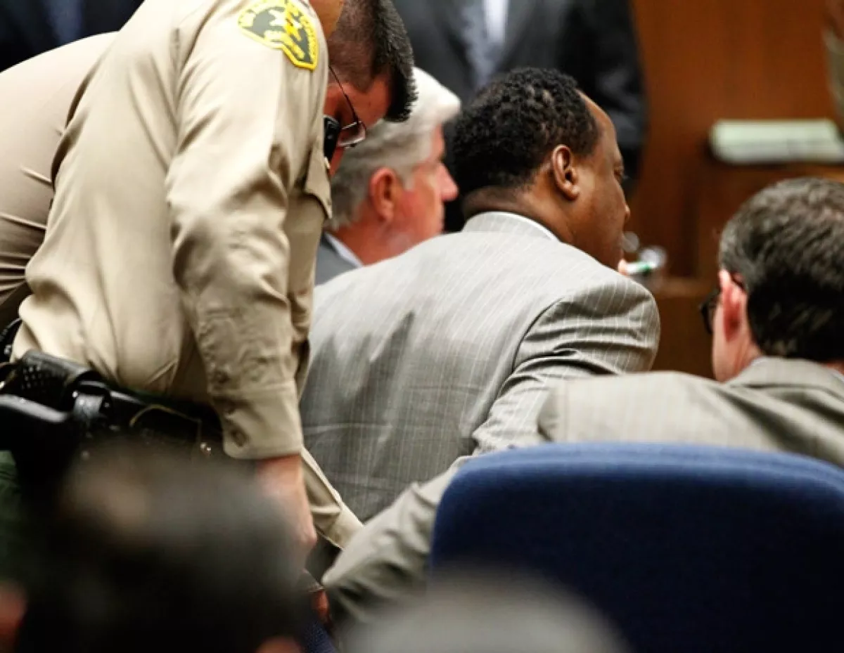 Conrad Murray estaba visiblemente conmocionado por la resolución de su juicio.