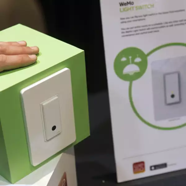 El interruptor WeMo de Belkin puede ser controlado con un teléfono inteligente. Estará en las tiendas cuando llegue el verano.