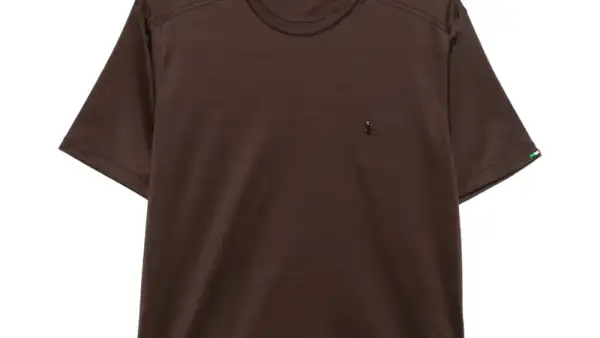 Camiseta con placa del logo