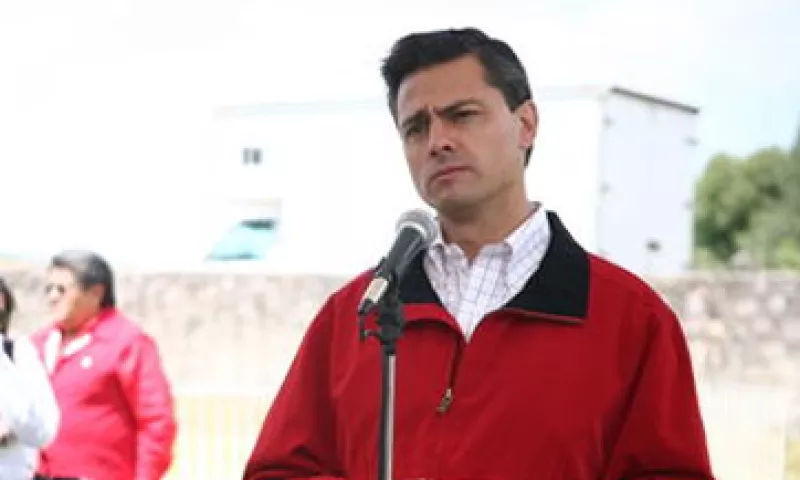 El candidato del PRI a la presidencia 2012 enfrentó fuertes críticas tras haber confundido la obra de Krause con la de Carlos Fuentes, en la FIL de Guadalajara. (Foto: Rodrigo Terreros)