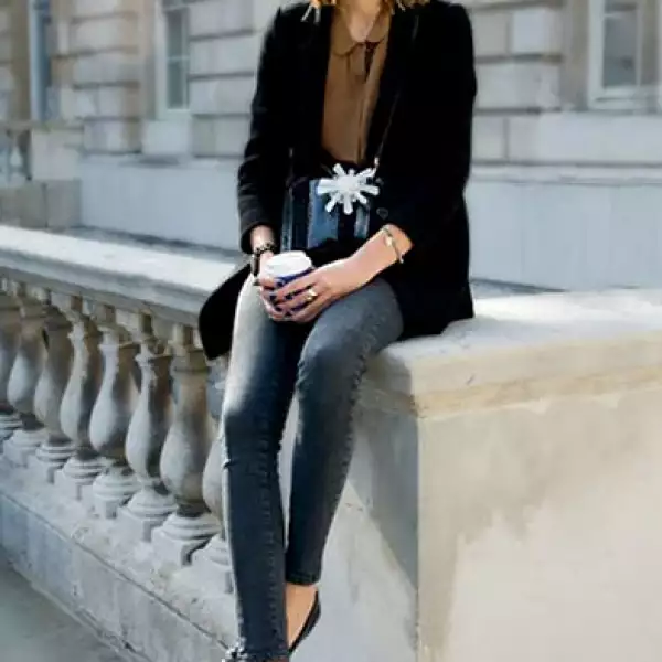 Alexa Chung combina unos loafers confeccionados en piel con un atuendo semiformal.