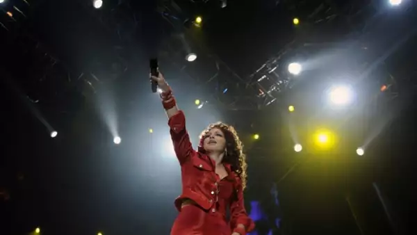 La cantante cubana comenzó a calentar con su música el ambiente festivo en el sur de Florida, previo a la realización del juego entre Potros de Indianápolis y Santos de Nueva Orleáns, el domingo.