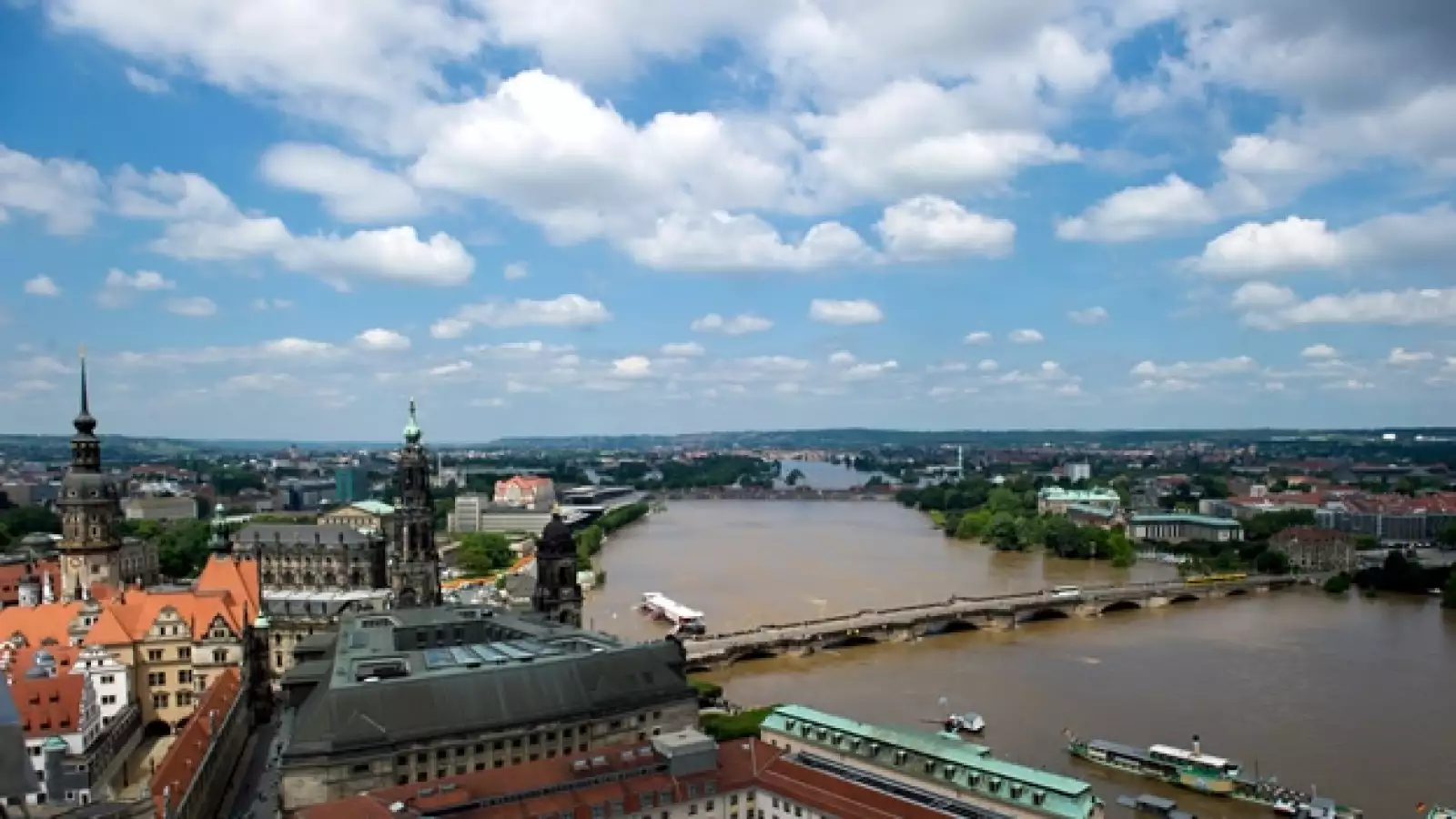 vista general de dresden inundada por el rio elba
