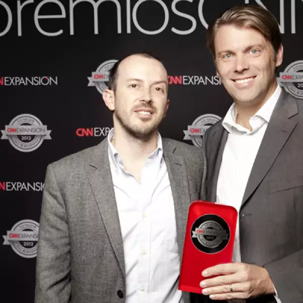 José Calderoni y Holger Blankenstein, director de mercadotecnia y director comercial de Volaris, empresa elegido como lo mejor del Turismo a la hora de hacer e-business.