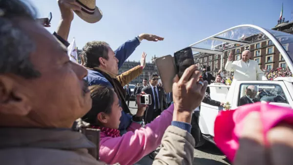 Los fieles aprovecharon el paso del papa para llevarse una imagen del pontífice en sus celulares.