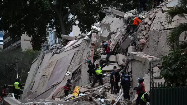 Los rescatistas buscan víctimas en un edificio derrumbado tras un terremoto en Caracas el 24 de junio de 2026. Un terremoto de magnitud 7,1 golpeó a Venezuela el miércoles, informó el Servicio Geológico de los Estados Unidos (USGS), lo que provocó pánico en Caracas, según los periodistas de la AFP.